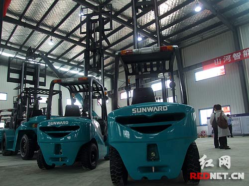 叉车蓝领竞技pk 长沙经开区举办红五月劳动技