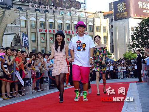 美美长沙开业 吴佩慈熊黛林与<em>欧美</em>名模PK<em>美色</em>