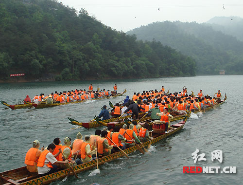 2000名大学生石燕湖参加龙舟赛迎端午(图)