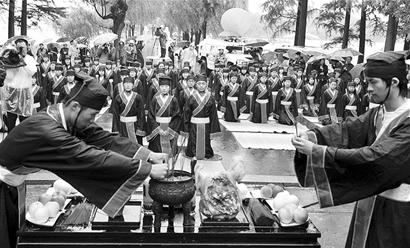 荆楚网消息 (楚天金报) 图为:祭祀现场 (记者万多 通讯员童汉芳摄)