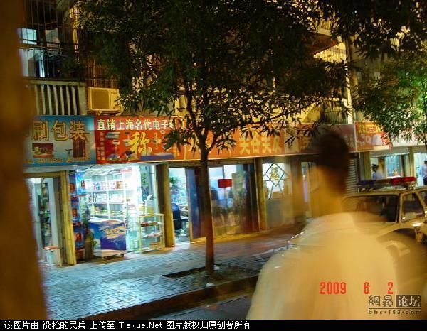 实拍警察勇猛围剿色情发廊