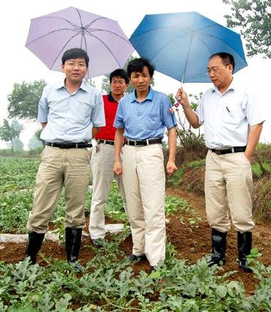 湖北宜城29岁市长周森锋专人打伞照片