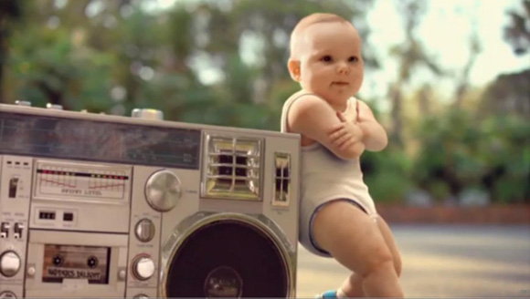 国际在线专稿:近日,一段法国依云矿泉水的视频广告在视频网站youtube