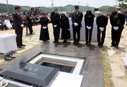 日,韩国庆尚南道金海市峰下村烽火山净土院,韩国前总统卢武铉下葬仪式