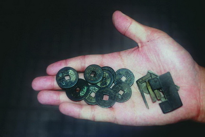 祖厝发现古钱旧锁两兄弟为分钱打架