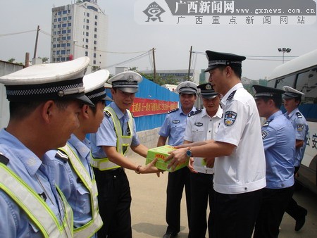 胡明朗到柳州城市大建设施工路段慰问一线交