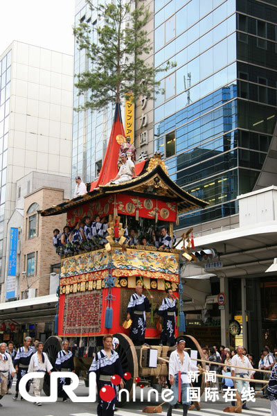 日本京都举行袛园祭彩车巡游(组图)