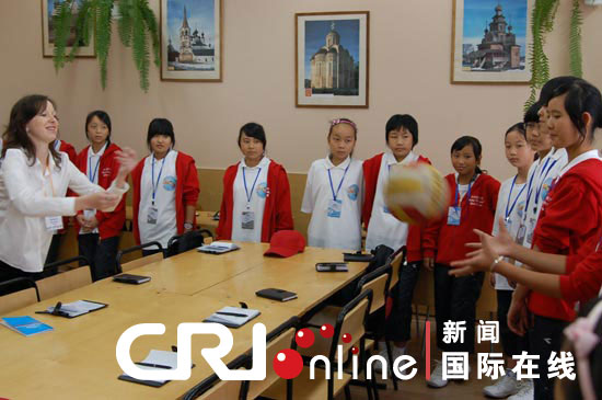 俄罗斯老师娜塔丽娅课上和同学们手拉手练习简单的俄语顺口溜。 国际在线消息(记者金钟):24日,全俄海洋儿童中心老师给中国地震灾区孩子们上了一堂别开生面的俄语课,在欢声笑语中孩子们在不知不觉中度过了快乐的45分钟。