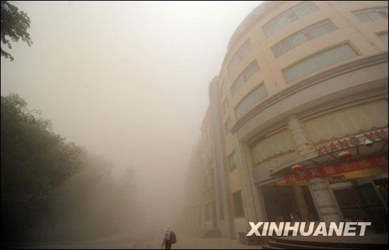 青海格尔木市出现大风沙尘天气(组图)