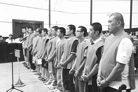 7月30日上午,以付忠义为首的14名涉黑团伙成员被押上许昌市魏都区人民