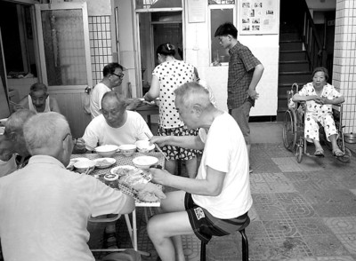 独居老人“找搭子”合住