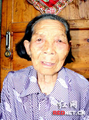 邵阳一百岁老太太 能爬树砍柴 (组图)