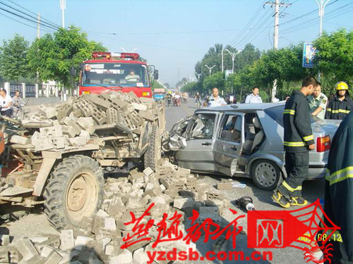 涿州两车相撞 一司机被困轿车内获救