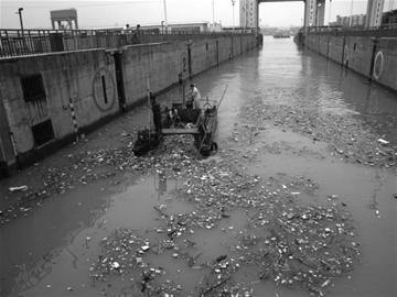 图文:葛洲坝清除漂浮物