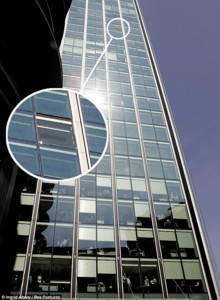 伦敦金融城高空掉玻璃