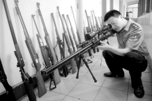 男子自造26条枪 1.1万发子弹