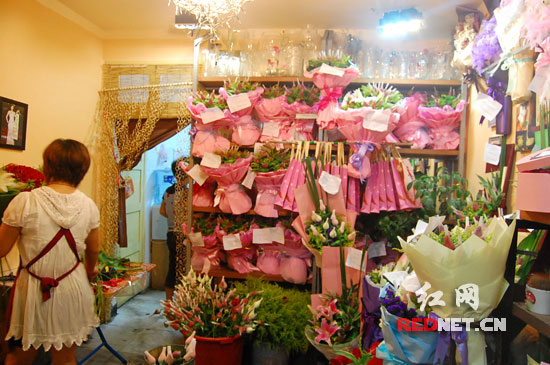 鲜花店连夜加班包玫瑰 七夕销量为洋情人节八