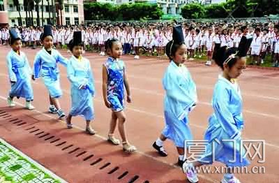 在新学年开学式上,槟榔小学300名一年级新生的代表着汉服行拜师礼