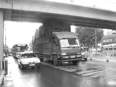 超高大货车卡在天桥下
