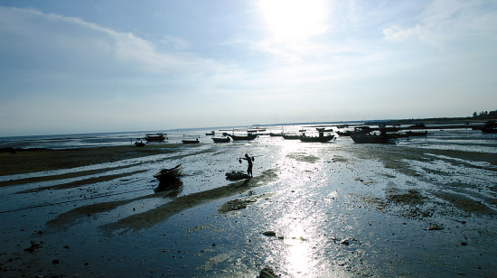 东海岛,惊涛拍岸