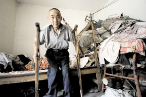 为生活，68岁老人“爬”着捡破烂