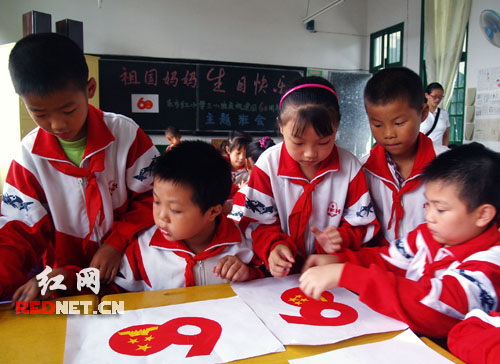 怀化洪江小学生绣五星红旗歌唱祖国迎国庆(图