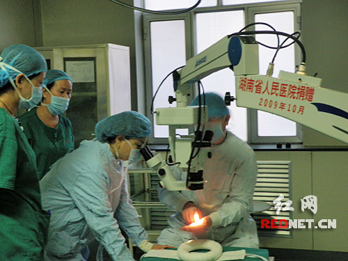 湖南省人民医院为吐鲁番医院捐赠眼科医疗设备