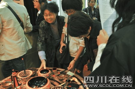 非遗传人现场制作彝族漆器