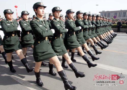 三军女兵方队在站前街为市民表演阅兵分列式