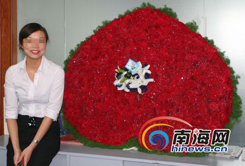 海口女白领被赠999朵玫瑰 幸福签收爱之礼[图