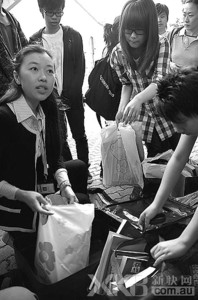 沪受影响者约几十人 失学学生可免签证费