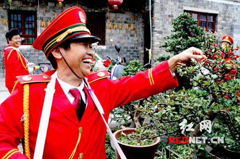 湘鄂边区农民乐队丰富文化生活 提高经济收入