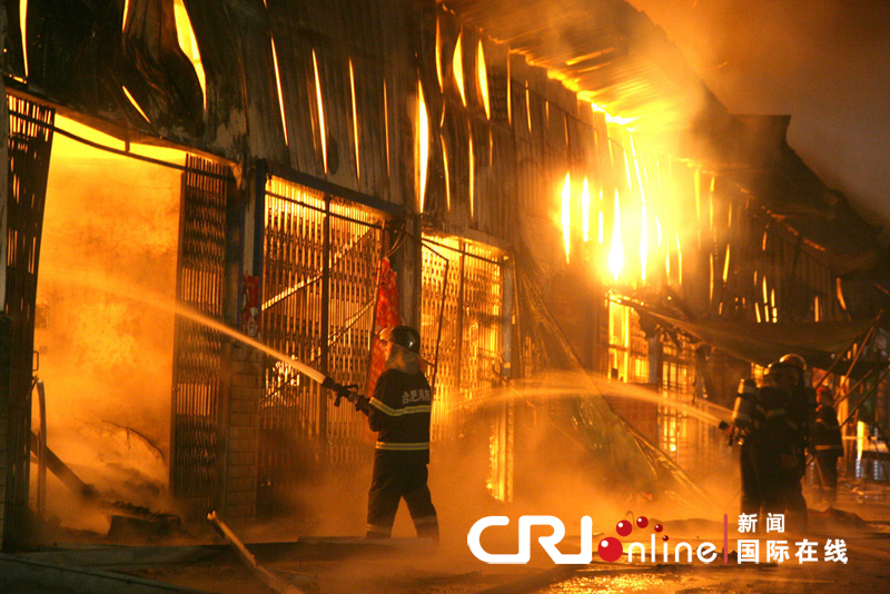 安徽合肥一大型批发市场着火 大火持续数小时
