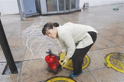图文:消防用水岂能用来洗地