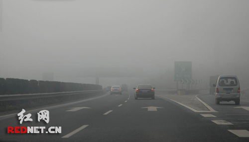 大雾笼罩长潭西高速 交警启动恶劣天气处置预案
