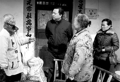 图文:钟祥市政府了解农民对移民危房改造的意