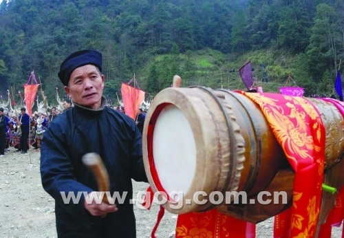 一苗族男子在雷山县郎德镇乌流村芦笙场敲击木鼓.