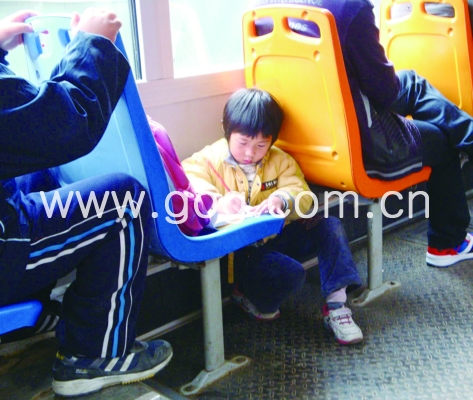 小女孩公交车上做作业