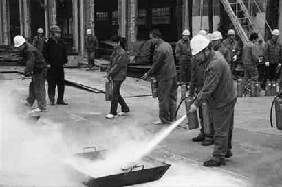 图文:消防演练预防火灾