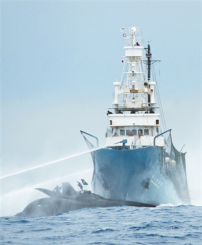 “捕鲸船”撞毁“护鲸船”_新闻中心_新浪网