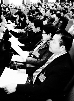 根据对我省河西走廊环境调查结果,省政协委员