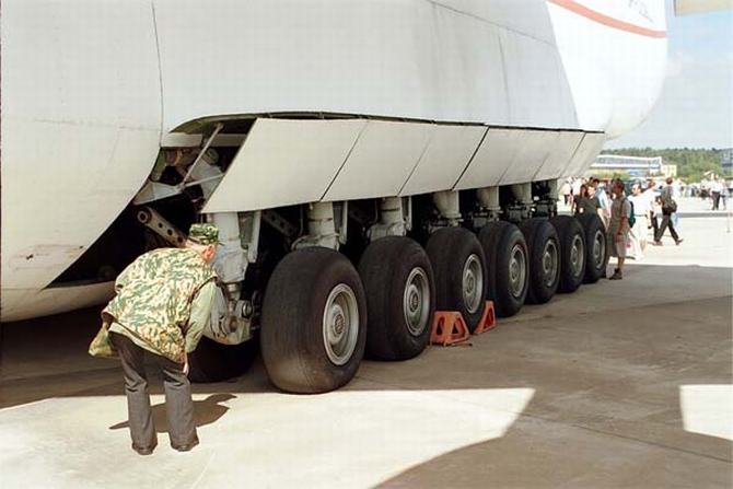 日本自卫队租用世界最大运输机运送重型装备