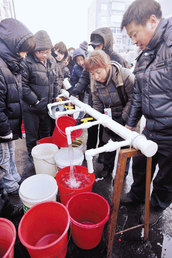 喝万人口水_50万人口没水喝 印西部连年大旱 数百农民自杀