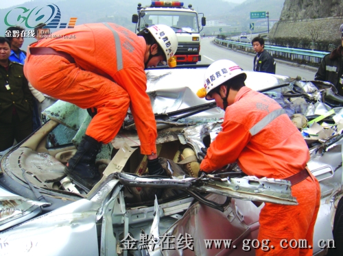 兰海高速公路贵州段 两车追尾造成2死2伤