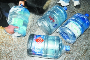 一个流水线灌出四个品牌桶装水? ■当事公司证