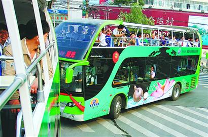 昨天,济南公交旅游公司有关人士透露"游777"路双层敞篷巴士将于4月1