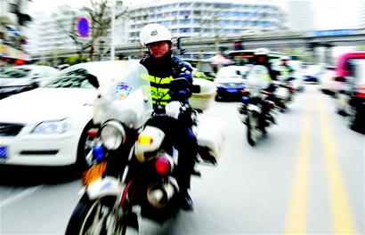 图文:武汉交警出勤将全面实现摩托化