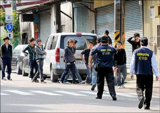 白狼隔海下令统派身着黑衣对峙绿营支持EC