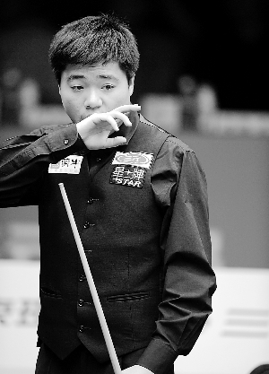 中国神童难掰金左手 中国公开赛丁俊晖遭威