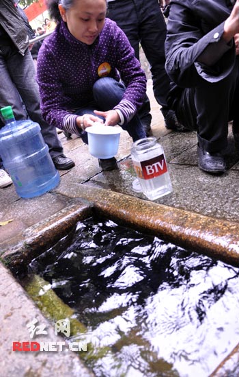 爱心西南行长沙白沙井取水解渴西南旱区